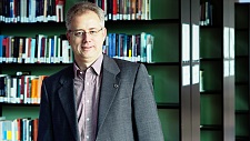 Ulrich Kleinekathöfer, Professor für theoretische Physik, forscht an der Jacobs University mittels Computersimulationen an der Verbesserung der Struktur des Enzyms. (Quelle: Jacobs University) 