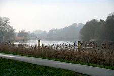 Das Bild zeigt den Verlauf der Lesum bei leicht bewölktem Himmel