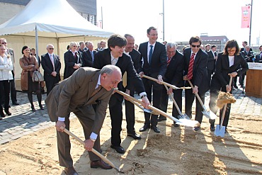 Erster Spatenstich mit den Wirtschaftssenatoren Martin Günthner und Kulturstaatsminister Bernd Neumann