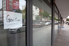 Schaufenster mit geschlossen Schild