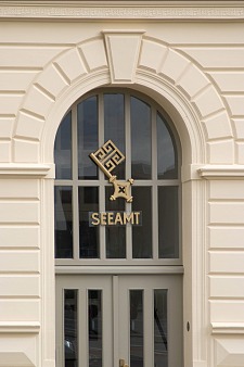 Bild der Eingangstür mit Bremer Schlüssel