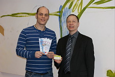 Das Bild zeigt Herrn Gerhardt und Herrn Prietz mit dem Flyer der Aktion "Gröpelinger Karte"