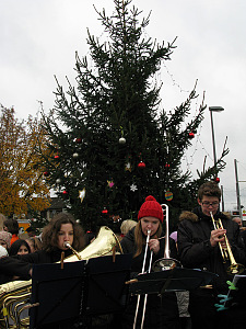 Bläser vor dem festlich geschmücktem Tannenbaum