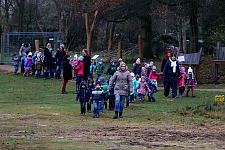 Kindergartengruppe auf dem Weg zur Abschlussfeier