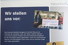 Das Bild zeigt das Plakat zur Eröffnung der Aktion "Neustadt Bewegt Dich" und trägt den Titel "Wir stellen uns vor"