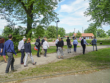 Mitglieder des EFRE Begelitasuschusses begehen gemeonsam das Areal vom zukünftigen Campus Ohlenhof.