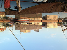 Spiegelung des Auswandererhauses im Wasser