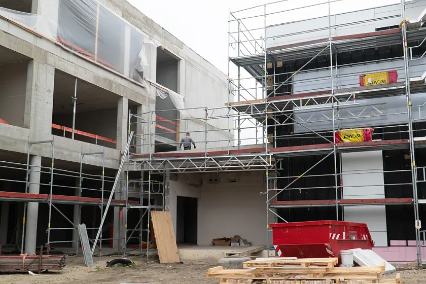 Der Bau der neuen Turnhalle wird mit EFRE Geldern unterstützt.