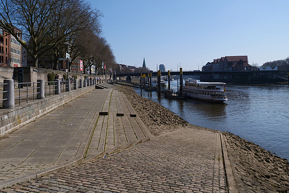 Spazieren am Wasser - mitten in der Stadt.