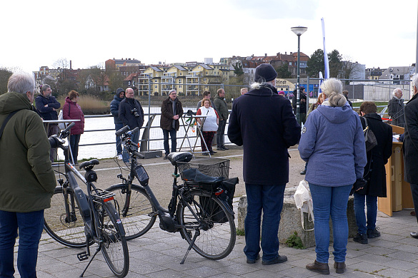 Besucher*innen bei der Eröffnung