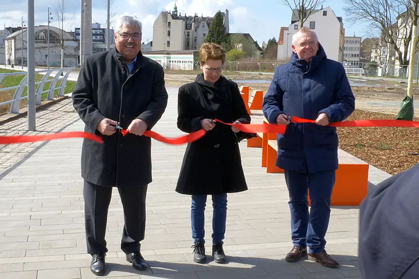 Rotes Band wird durchschnitten.