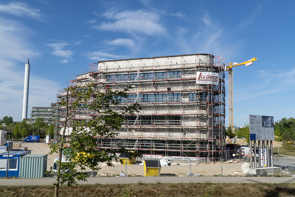 Gebäude mit dem Fallturm im Hintergrund