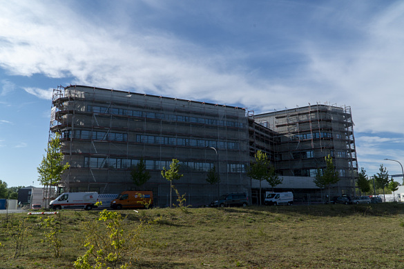 Blick vom Fleet auf das Institutsgebäude