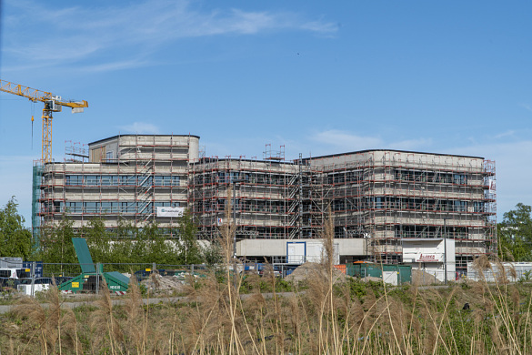 Institutsgebäude mit Blick südlich von der Max-Von-Laue-Straße