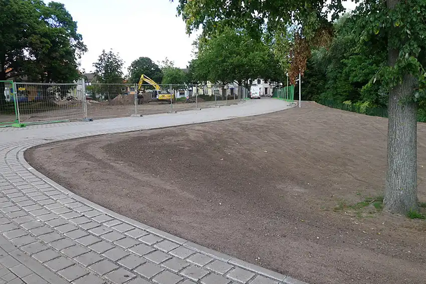 Neu gepflasterter Weg im Park am Weserwehr 
