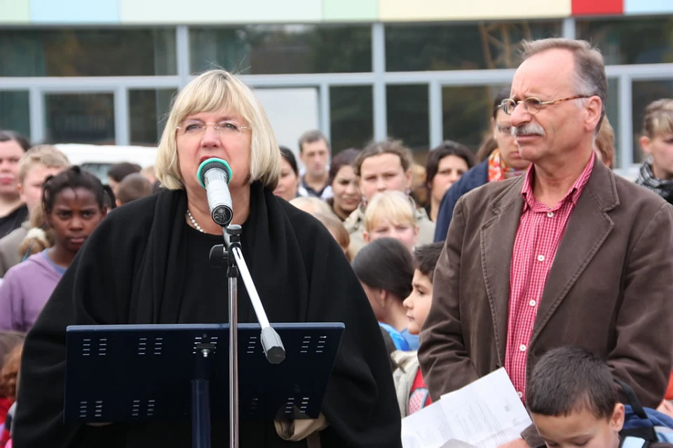Bildungssenatorin Renate J&uuml;rgens-Pieper erl&auml;utert das Konzept