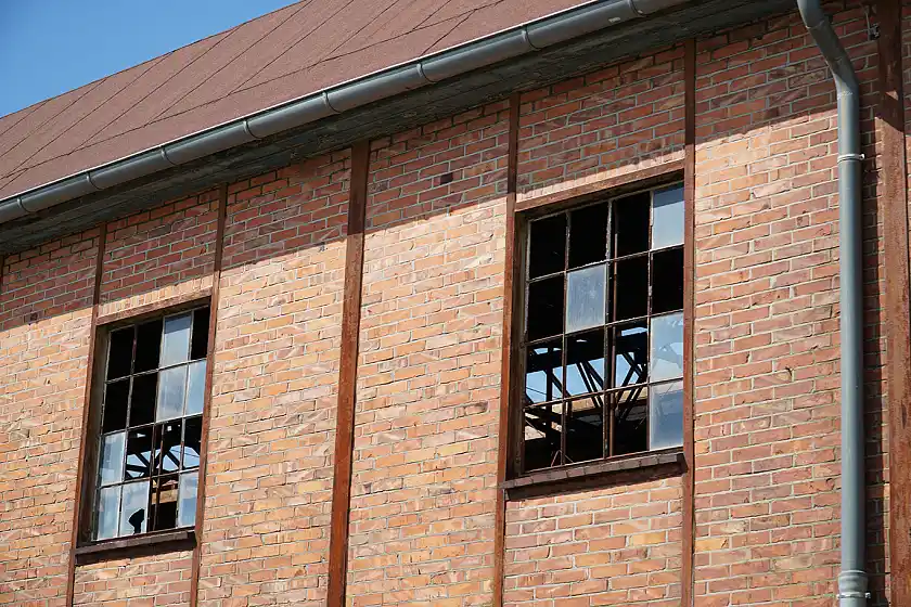 Fassade mit zerstörten Fenstern