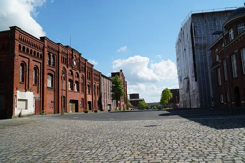 Platz mit Speichergebäuden