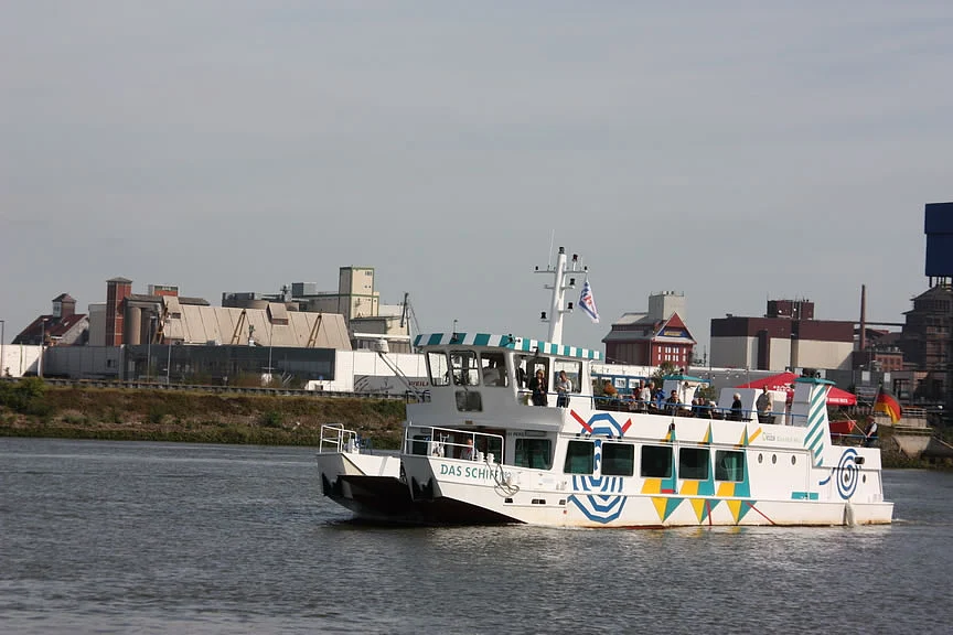 Die F&auml;hre bei der Anfahrt zum Strand