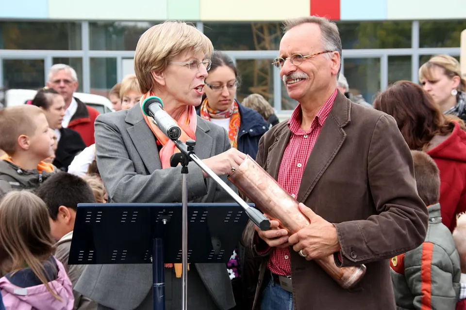 Sozialsenatorin Ingelore Rosenk&ouml;tter f&uuml;gt einige M&uuml;nzen hinzu