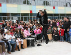 Die Trommelgruppe der Schule eröffnet die Veranstaltung