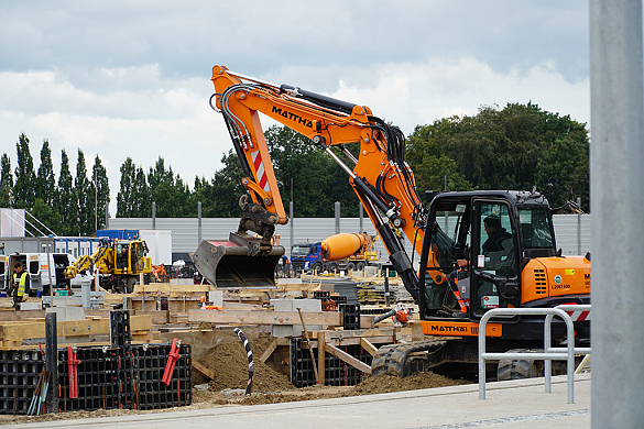 Schweres Gerät auf der Baustelle