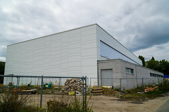 An der Turnhalle ist das Gerüst bereits abgebaut