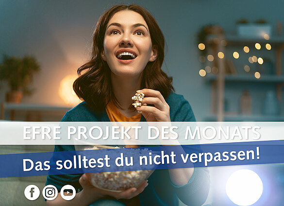 Junge Frau sieht Projektor, TV, abends