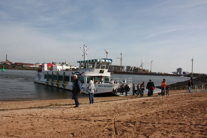 Erste Besucher nutzen die schnelle Verbindung mit der F&auml;hre