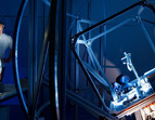 Luftlagertisch zur Simulation der Lagebewegung eines Satelliten im Weltraum  (Quelle: DLR (CC-BY 3.0))