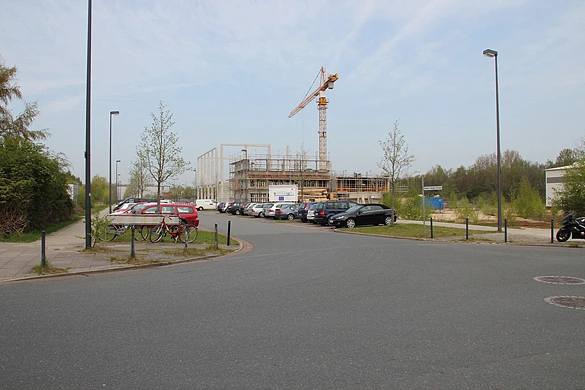 Blick von der Strasse auf die Baustelle