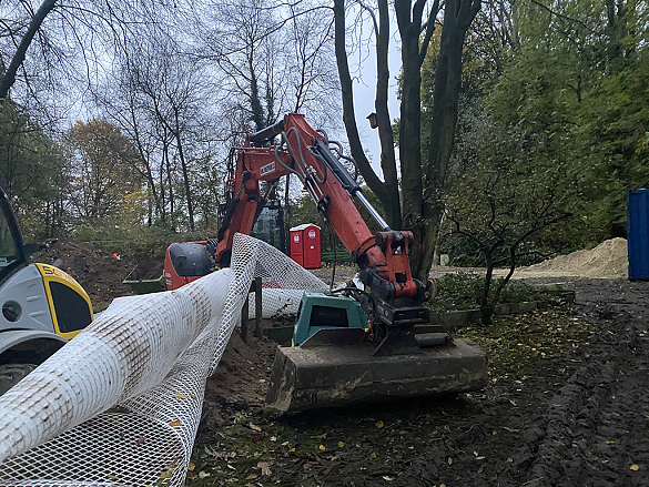 Bagger im Einsatz, hier wird ordentlich geackert