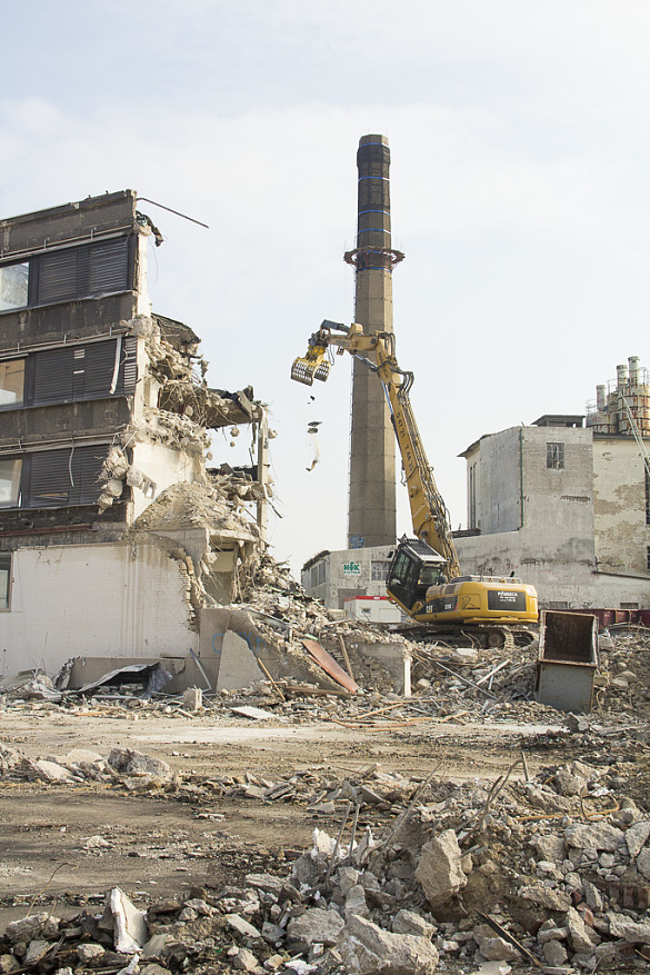 Bagger reißen Gebäude ab