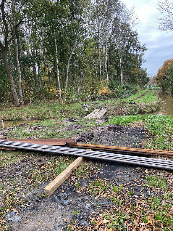 Das soll sich ändern, bisher Holzbohlen statt Brücke