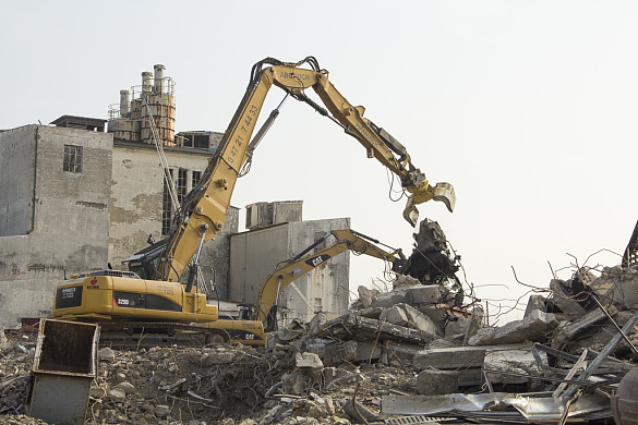 Große Bagger schaffen neuen Raum