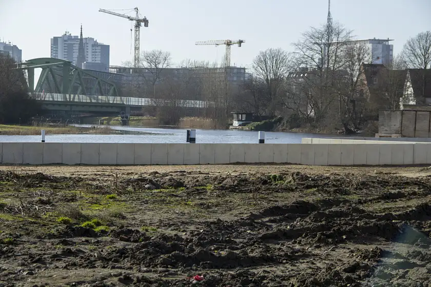 Kajenerneuerung mit Blick auf die Geesteschleife