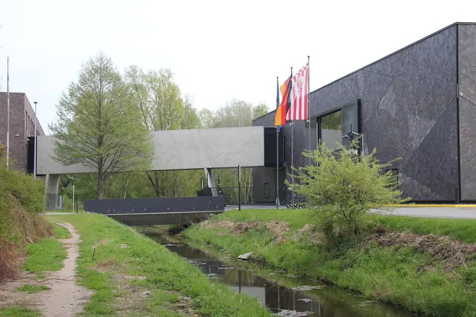 Verbindungsbr&uuml;cke zwischen den beiden Geb&auml;uden