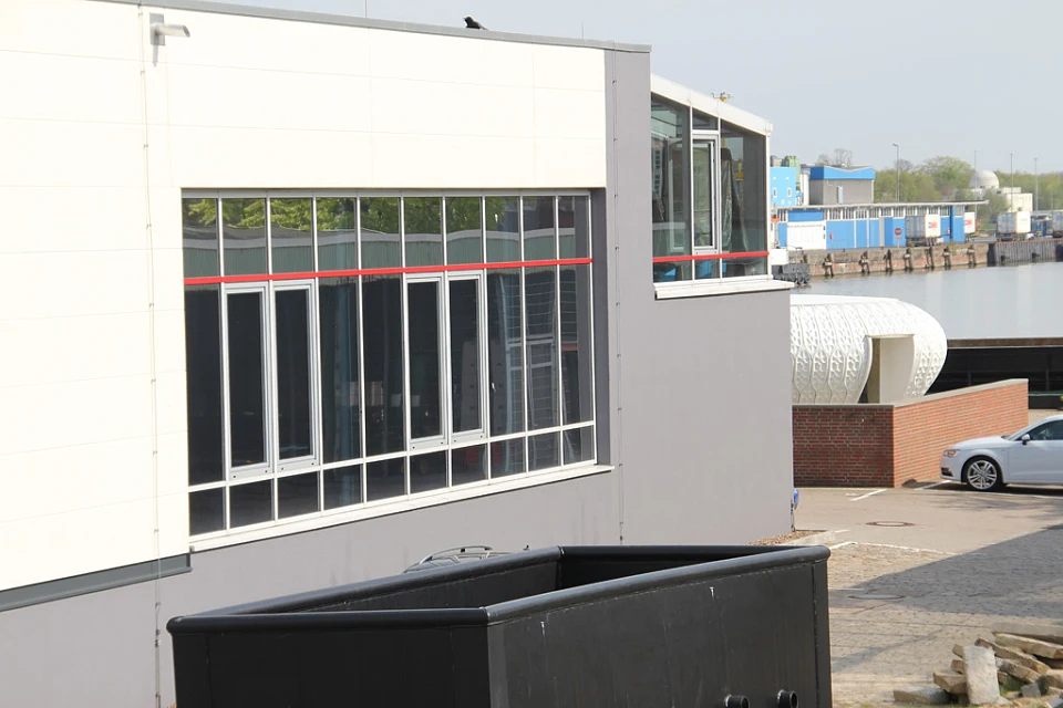 Seitenaufnahme vom Geb&auml;ude