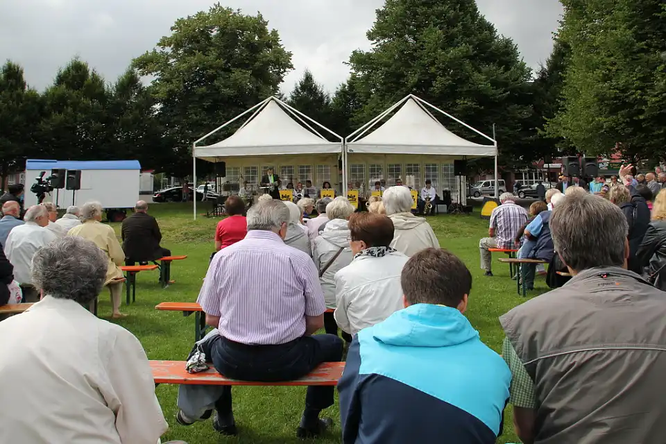 Besucher der feierlichen er&ouml;ffnung