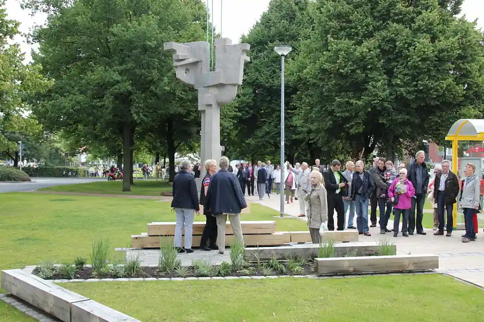 Besucher erkunden den neuen Weg