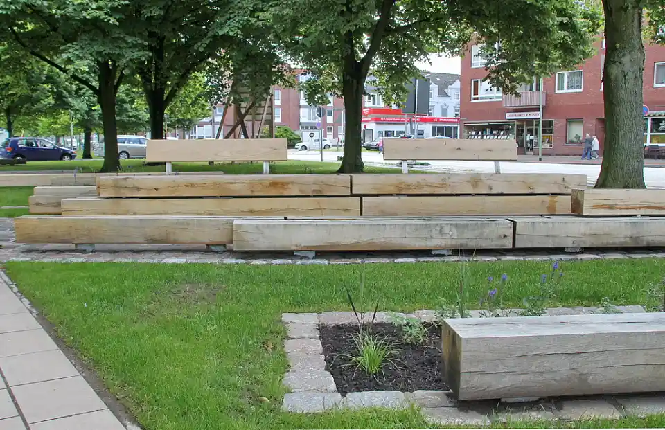 Beete mit blaubl&uuml;hende Stauden