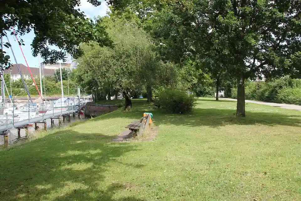 Gr&uuml;nfl&auml;che am Yachthafen 