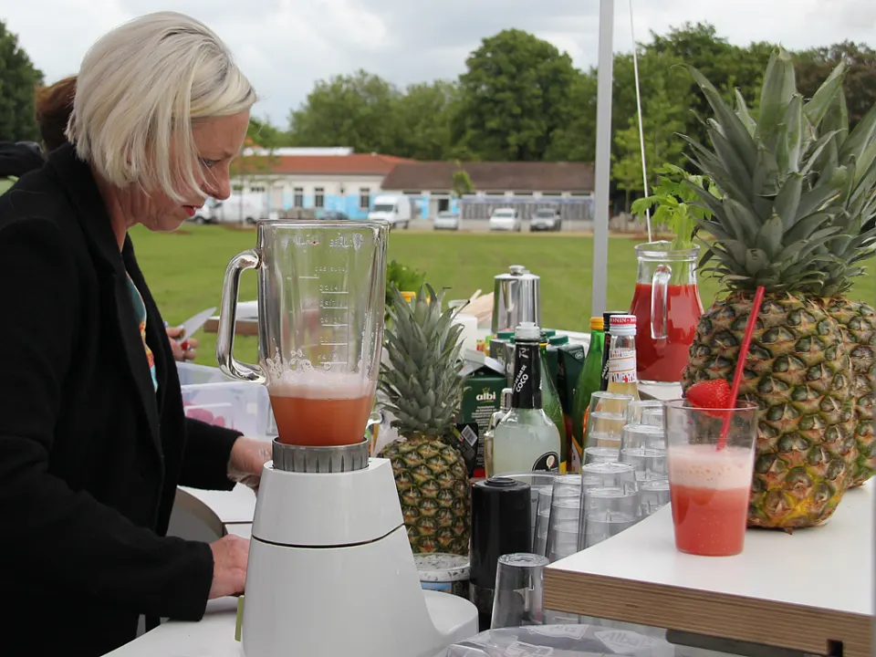 Cocktails werden zur Er&ouml;ffnung gemixt.