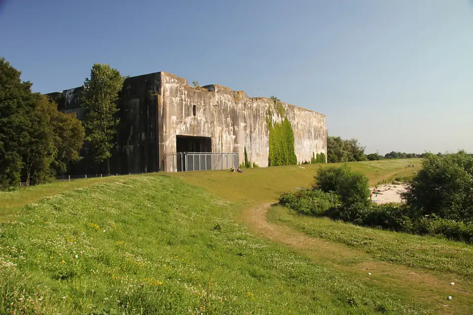 Bunker von der Wasserseite