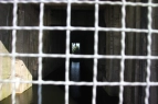 Blick durch Zaun in den Bunker