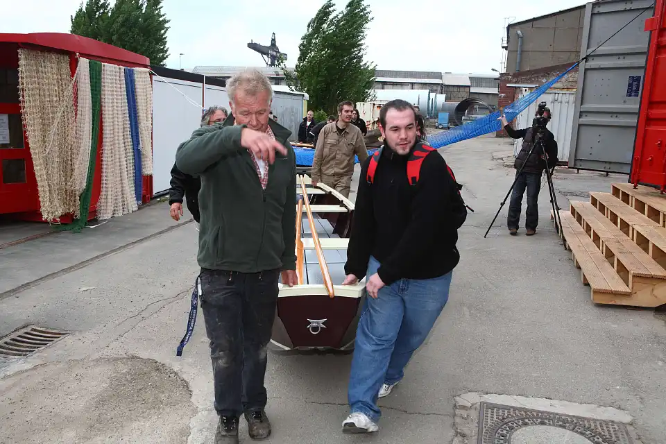 Die Boote werden zur Versteigerung getragen