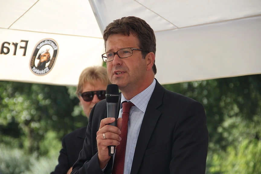 Herr Dr. K&uuml;hling