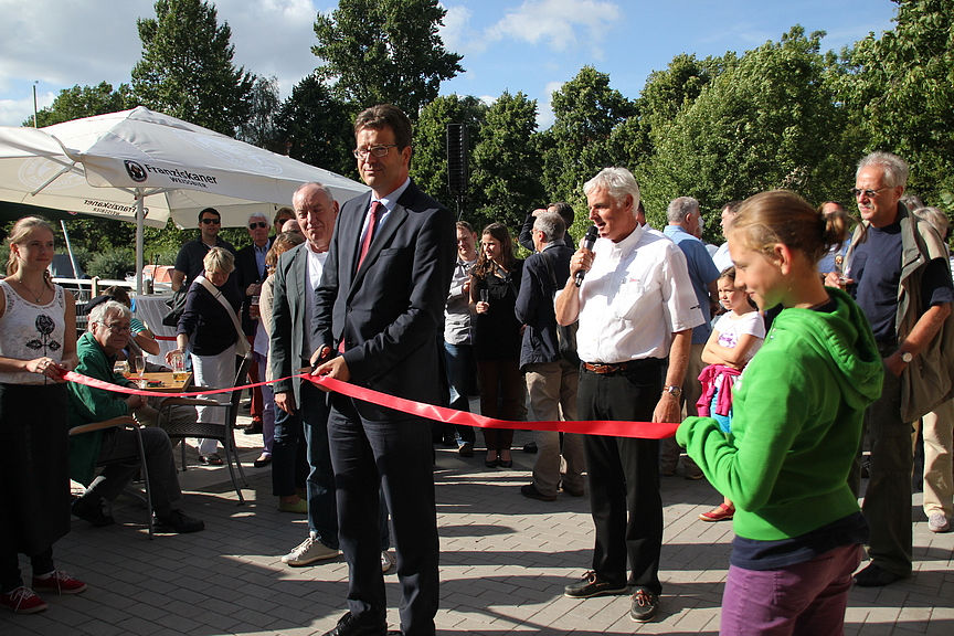 Herr Dr. K&uuml;hling schneidet das rote Band durch