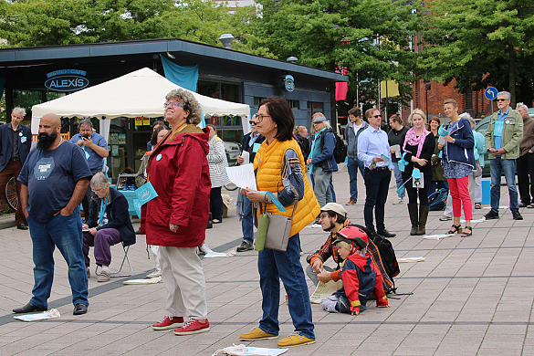 Besucher beim kampagnenstart auf dem marktplatz