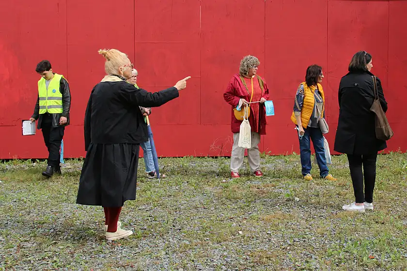 Gruppe vor neu zu gestaltenden Wänden